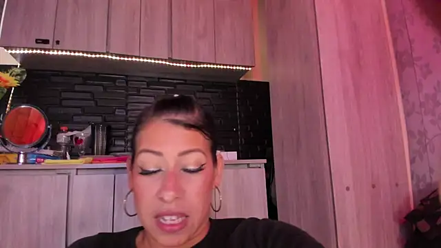 Snapshot of LaureenHills chatting on 11.13.25 LaureenHills online show from 11.13.25