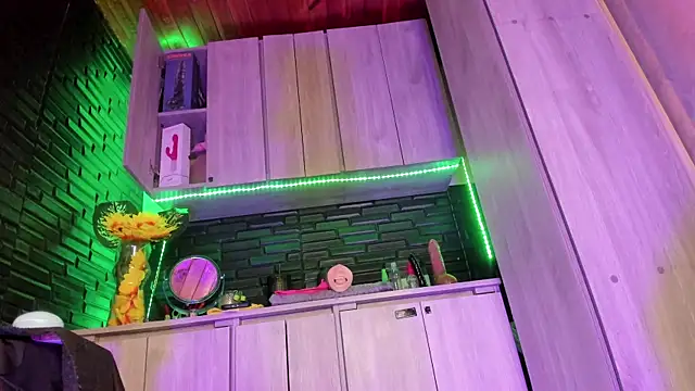 Snapshot of LaureenHills chatting on 12.15.25 LaureenHills online show from 12.15.25