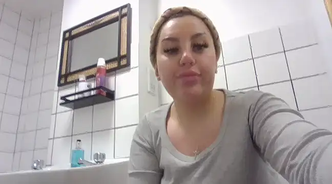 Snapshot of magical_mia chatting on 01.27.25 magical mia online show from 01.27.25