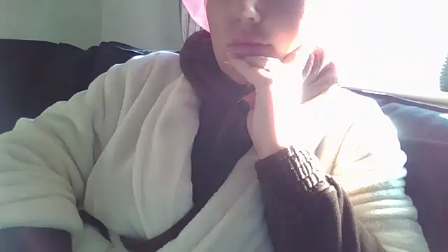 Snapshot of magical_mia chatting on 02.06.25 magical mia online show from 02.06.25