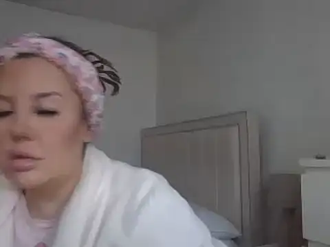 Snapshot of magical_mia chatting on 02.24.25 magical mia online show from 02.24.25