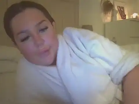 Snapshot of magical_mia chatting on 03.05.25 magical mia online show from 03.05.25