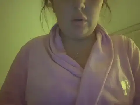 Snapshot of magical_mia chatting on 03.18.25 magical mia online show from 03.18.25