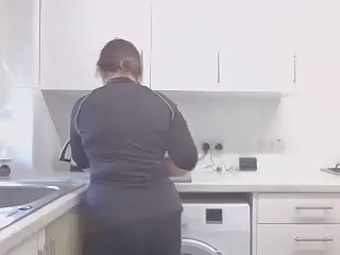 Snapshot of magical_mia chatting on 03.19.25 magical mia online show from 03.19.25