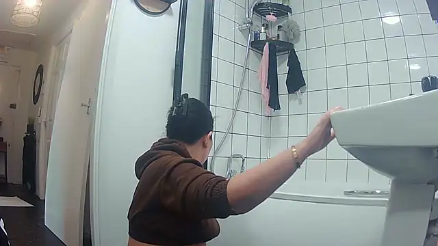 Snapshot of magical_mia chatting on 10.09.25 magical mia online show from 10.09.25