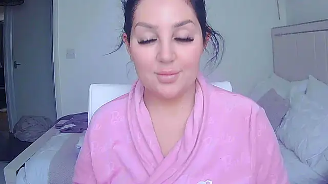 Snapshot of magical_mia chatting on 10.21.25 magical mia online show from 10.21.25