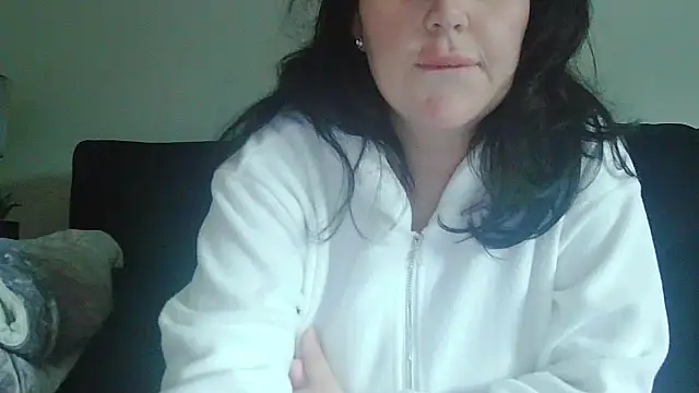 Snapshot of magical_mia chatting on 11.10.25 magical mia online show from 11.10.25