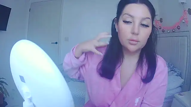 Snapshot of magical_mia chatting on 12.19.25 magical mia online show from 12.19.25