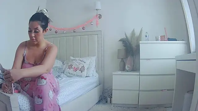 Snapshot of magical_mia chatting on 12.22.25 magical mia online show from 12.22.25