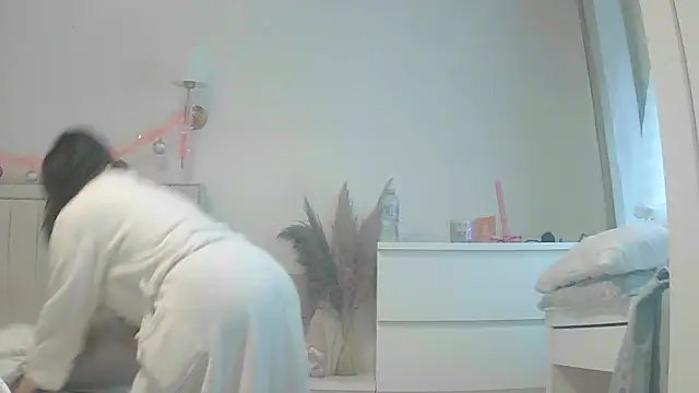 Snapshot of magical_mia chatting on 12.23.25 magical mia online show from 12.23.25