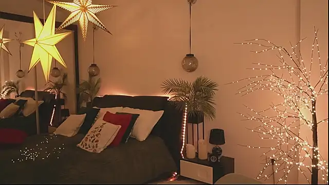 DaisyStacey online show from 12.18.25