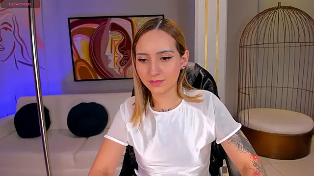 Snapshot of MollySundersX chatting on 06.16.26 MollySundersX online show from 06.16.26