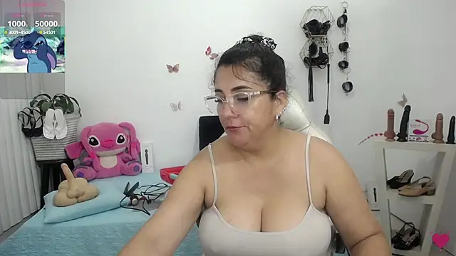 Snapshot of mom_hot__ chatting on 06.15.26 mom hot online show from 06.15.26