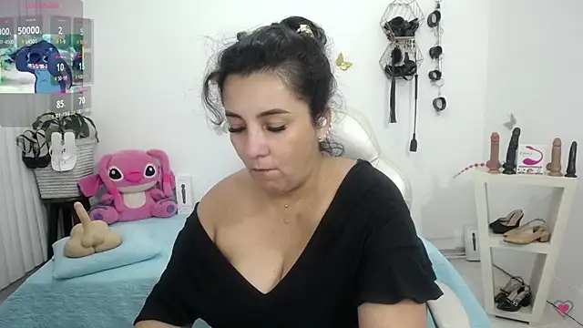 Snapshot of mom_hot__ chatting on 06.18.26 mom hot online show from 06.18.26