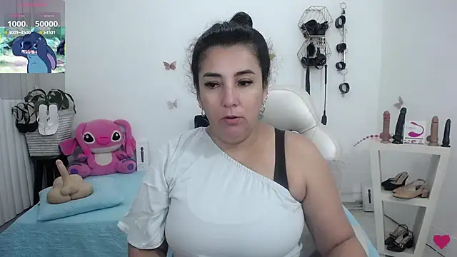 Snapshot of mom_hot__ chatting on 06.19.26 mom hot online show from 06.19.26
