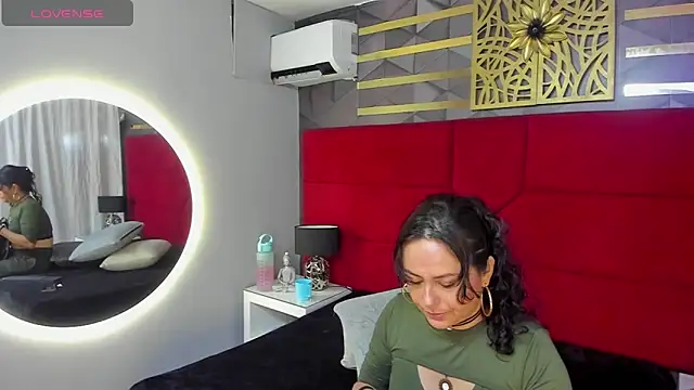 Snapshot of hanny_milf chatting on 01.11.25 hanny milf online show from 01.11.25