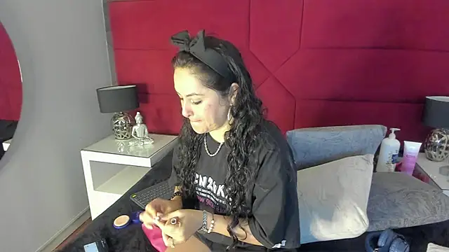 Snapshot of hanny_milf chatting on 03.11.25 hanny milf online show from 03.11.25