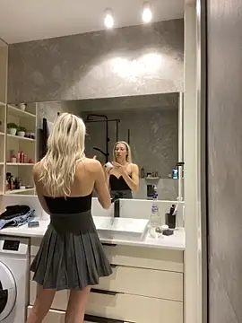 Snapshot of LuisaBecker chatting on 12.08.24 LuisaBecker online show from 12.08.24