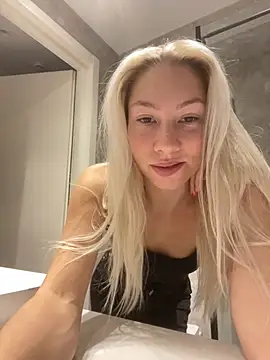 Snapshot of LuisaBecker chatting on 12.11.24 LuisaBecker online show from 12.11.24