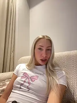 Snapshot of LuisaBecker chatting on 12.12.24 LuisaBecker online show from 12.12.24