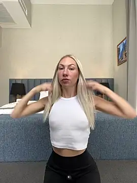 Snapshot of LuisaBecker chatting on 12.24.24 LuisaBecker online show from 12.24.24