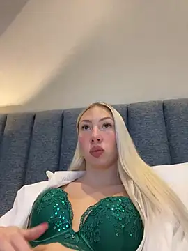 Snapshot of LuisaBecker chatting on 12.24.24 LuisaBecker online show from 12.24.24