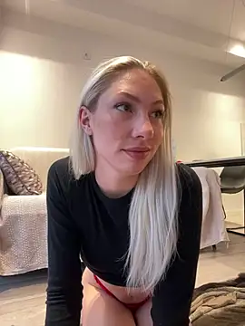 Snapshot of LuisaBecker chatting on 12.26.24 LuisaBecker online show from 12.26.24