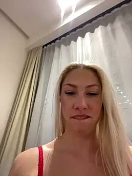 Snapshot of LuisaBecker chatting on 12.26.24 LuisaBecker online show from 12.26.24