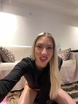 Snapshot of LuisaBecker chatting on 12.26.24 LuisaBecker online show from 12.26.24