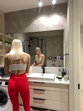 Snapshot of LuisaBecker chatting on 12.31.24 LuisaBecker online show from 12.31.24