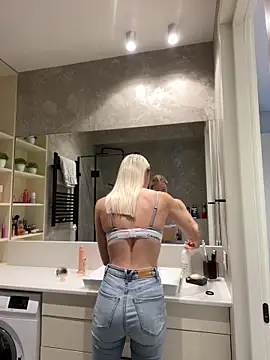 Snapshot of LuisaBecker chatting on 01.02.25 LuisaBecker online show from 01.02.25