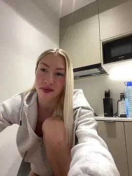 Snapshot of LuisaBecker chatting on 01.02.25 LuisaBecker online show from 01.02.25