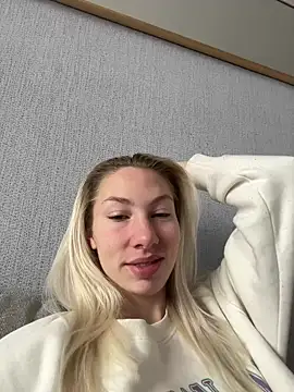 Snapshot of LuisaBecker chatting on 01.07.25 LuisaBecker online show from 01.07.25