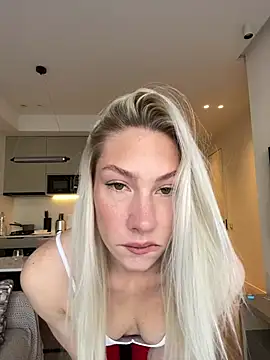 Snapshot of LuisaBecker chatting on 01.20.25 LuisaBecker online show from 01.20.25