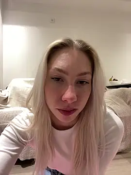 Snapshot of LuisaBecker chatting on 02.10.25 LuisaBecker online show from 02.10.25