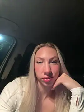 Snapshot of LuisaBecker chatting on 02.16.25 LuisaBecker online show from 02.16.25