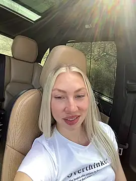 Snapshot of LuisaBecker chatting on 03.17.25 LuisaBecker online show from 03.17.25