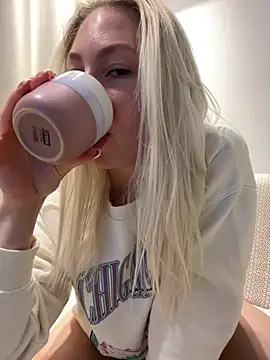 Snapshot of LuisaBecker chatting on 03.18.25 LuisaBecker online show from 03.18.25