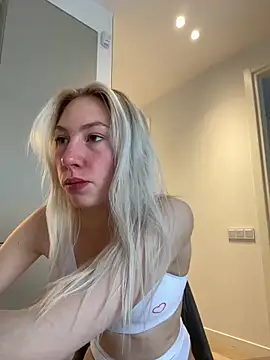 Snapshot of LuisaBecker chatting on 03.22.25 LuisaBecker online show from 03.22.25