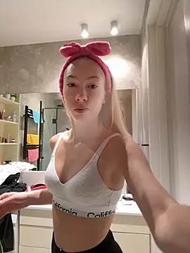 Snapshot of LuisaBecker chatting on 09.10.25 LuisaBecker online show from 09.10.25