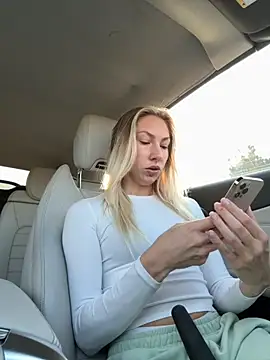 Snapshot of LuisaBecker chatting on 10.18.25 LuisaBecker online show from 10.18.25