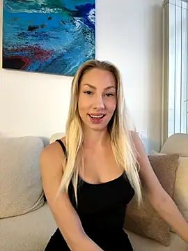 Snapshot of LuisaBecker chatting on 12.05.25 LuisaBecker online show from 12.05.25