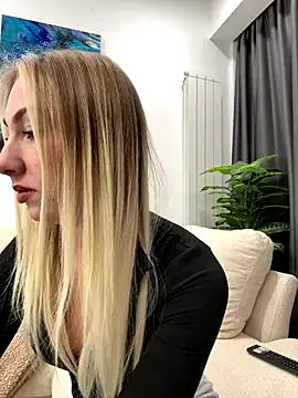 Snapshot of LuisaBecker chatting on 12.21.25 LuisaBecker online show from 12.21.25