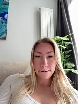 Snapshot of LuisaBecker chatting on 12.22.25 LuisaBecker online show from 12.22.25