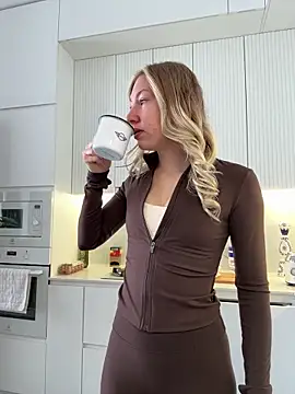 Snapshot of LuisaBecker chatting on 01.19.26 LuisaBecker online show from 01.19.26