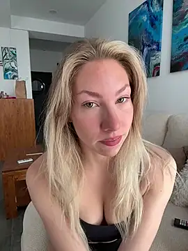 Snapshot of LuisaBecker chatting on 02.01.26 LuisaBecker online show from 02.01.26