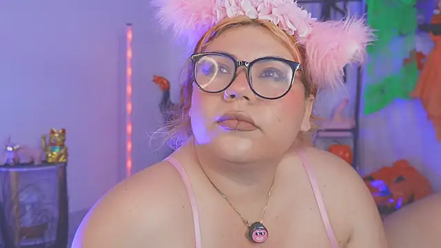 Snapshot of Samanta_cutee chatting on 10.21.25 Samanta cutee online show from 10.21.25