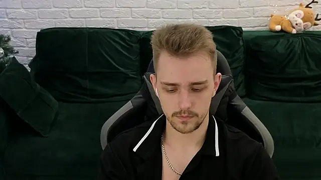 Snapshot of Larstar01 chatting on 12.04.24 Larstar01 online show from 12.04.24