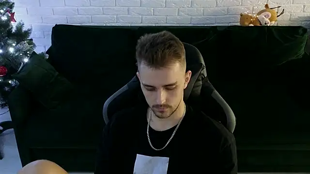 Snapshot of Larstar01 chatting on 12.20.24 Larstar01 online show from 12.20.24