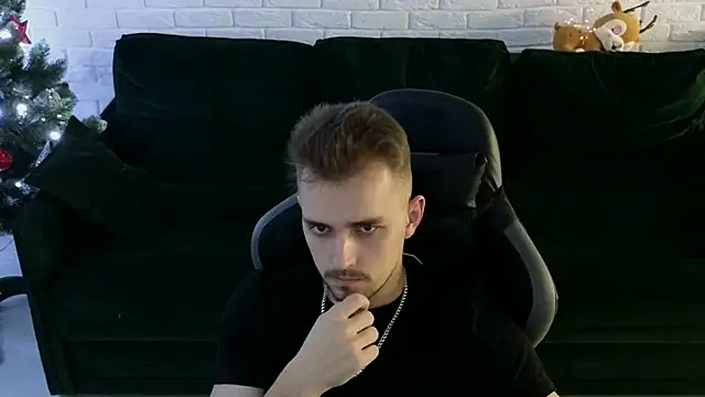 Snapshot of Larstar01 chatting on 12.21.24 Larstar01 online show from 12.21.24